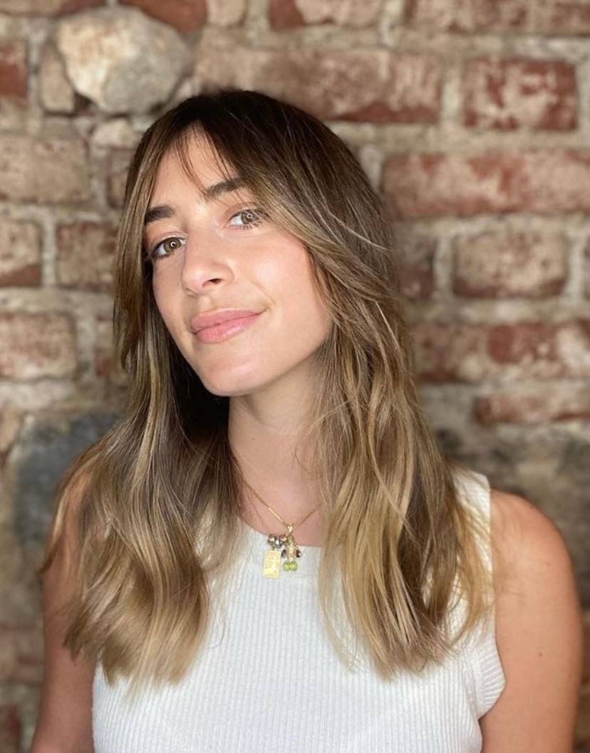 Ayol onanizm bilan shugullanadi va suyuqlik bilan boshashadi.