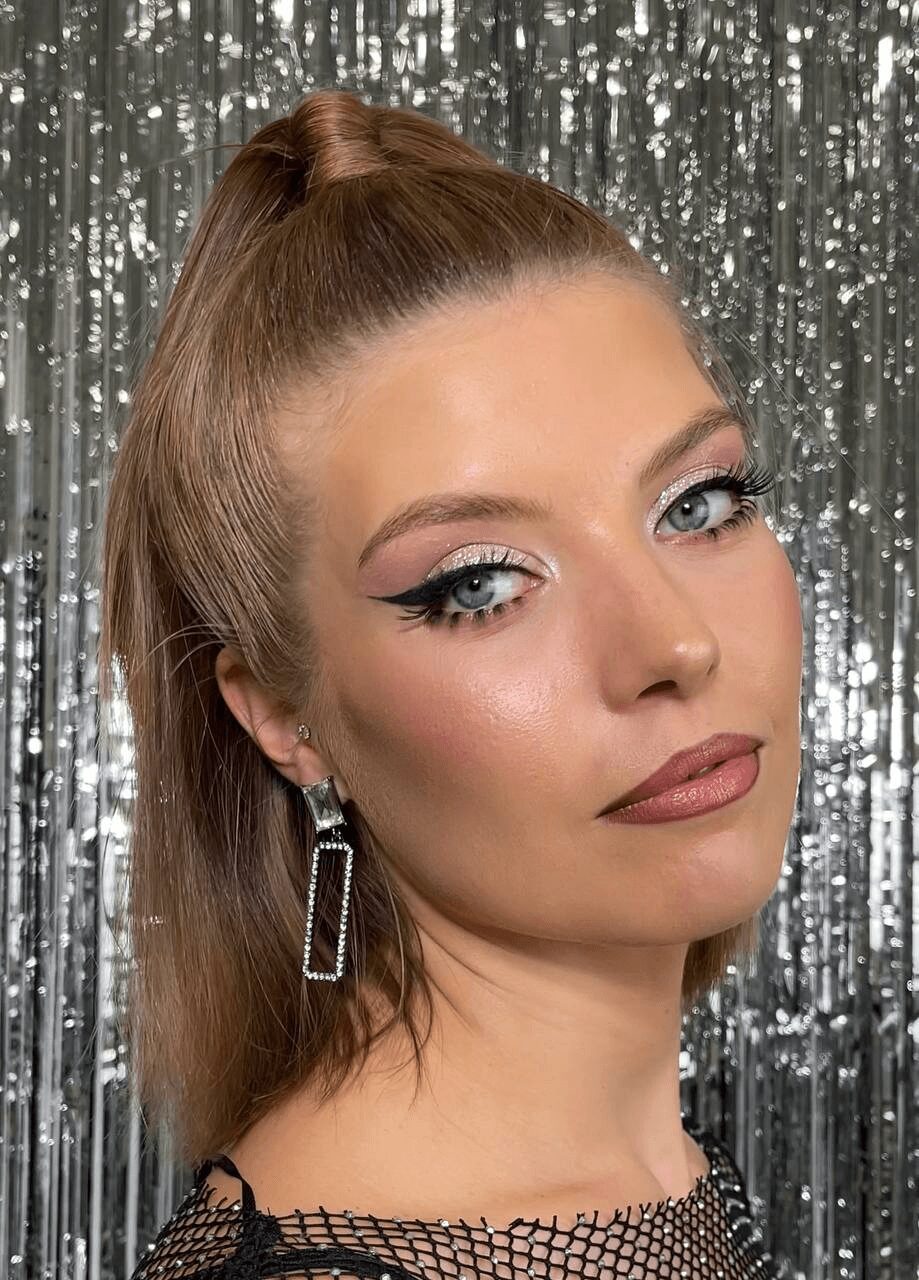 jamoat joyida chayqalay boshladi