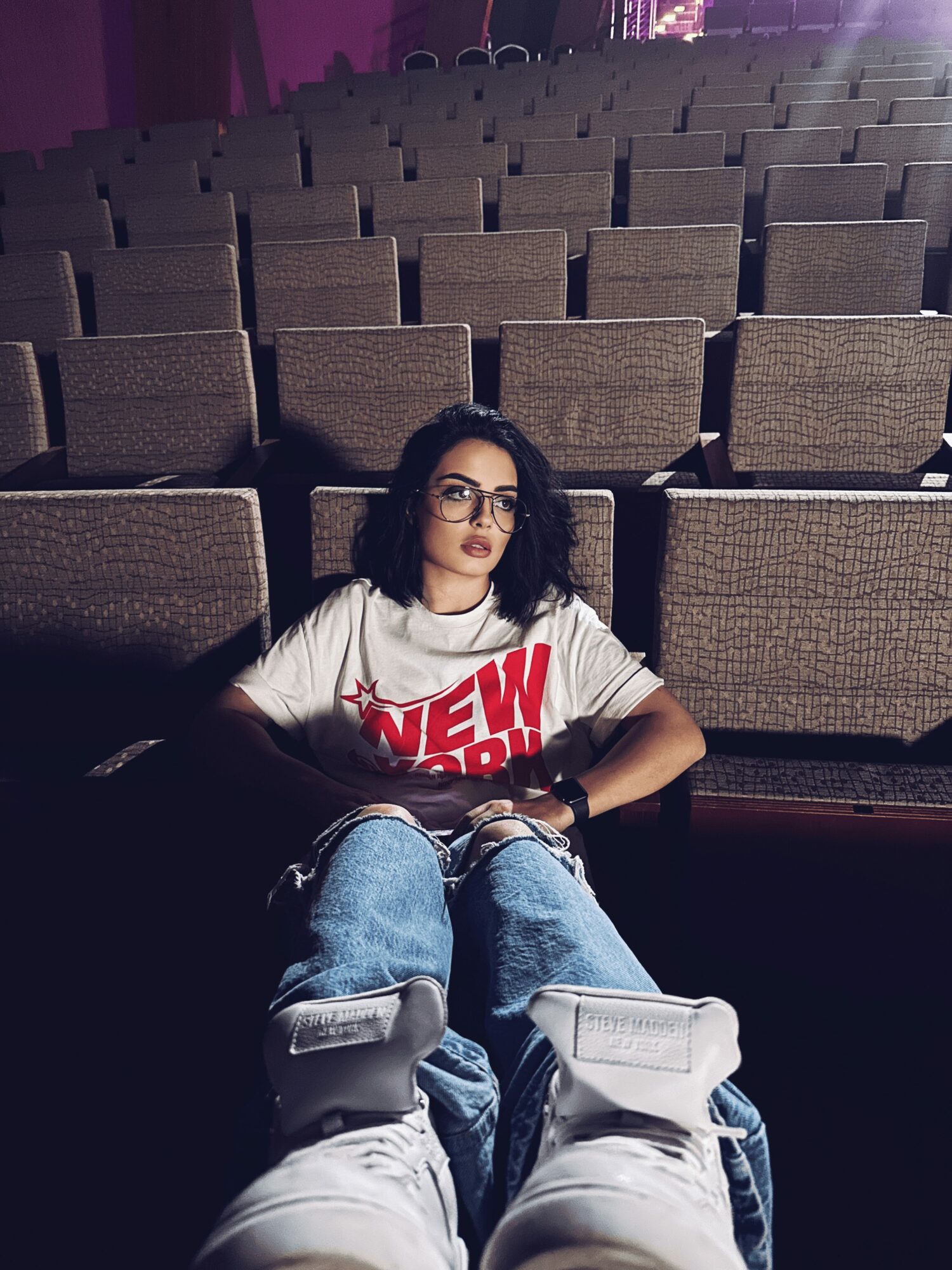 Fohishaning mushukini yalaydi