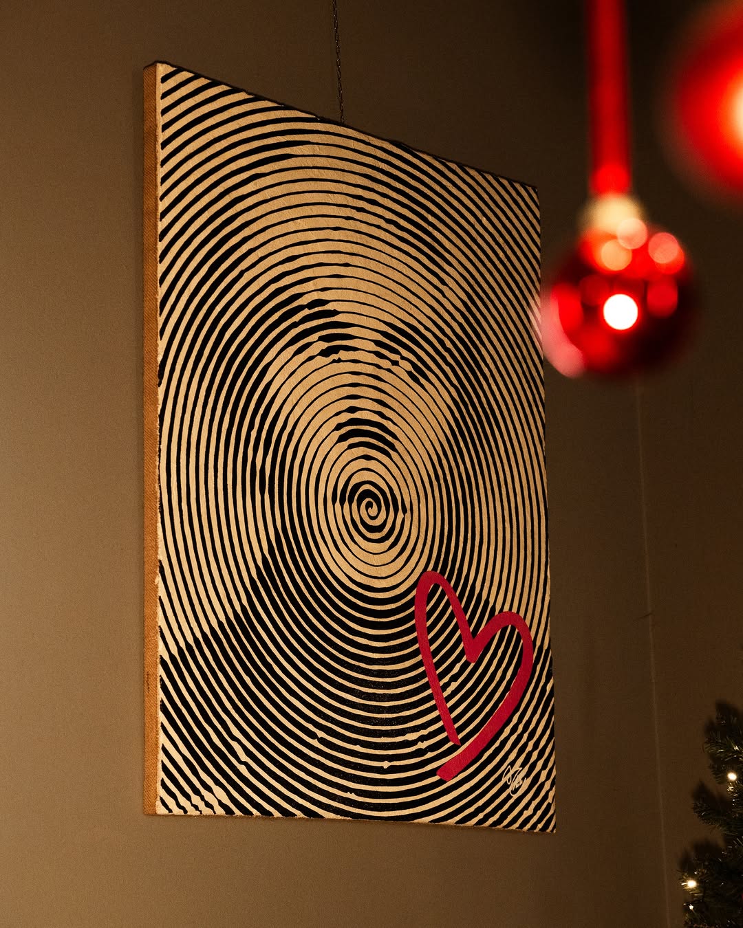 Canvas with black and white concentric circles and a red heart shape at the bottom right.