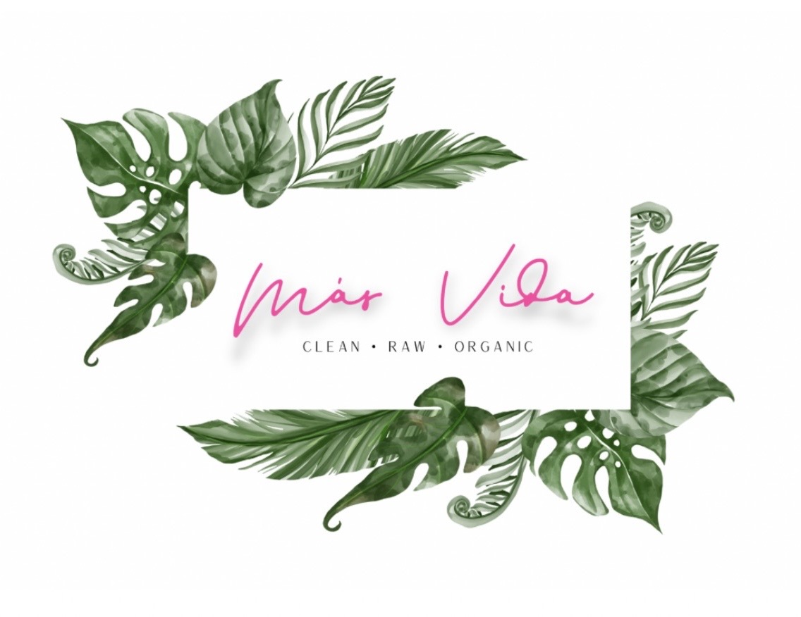 Logo with green tropical leaves surrounding pink handwritten text 'Már Vida' and smaller text 'CLEAN RAW ORGANIC'.